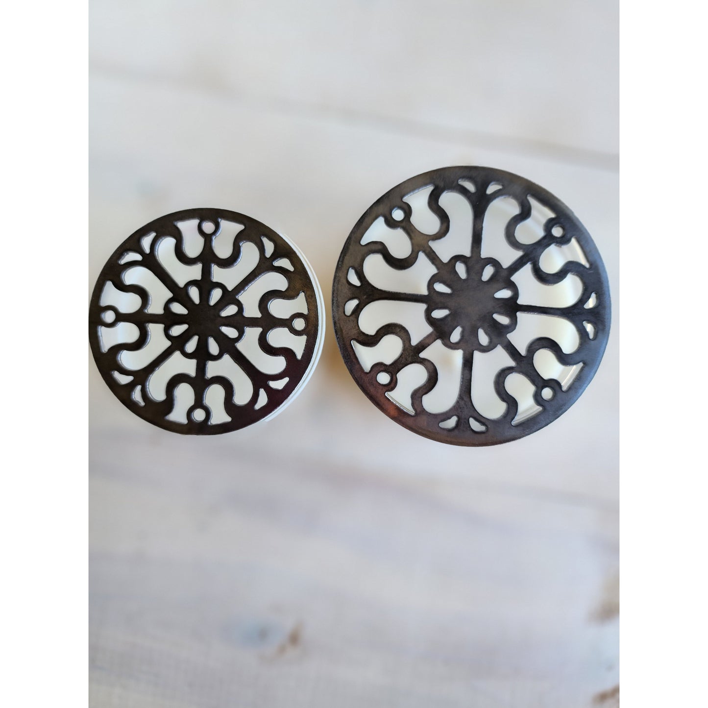 Victorian Scroll Metal Candle Topper – Elegant Jar Candle Lid, Vintage Decorative Candle Accessory