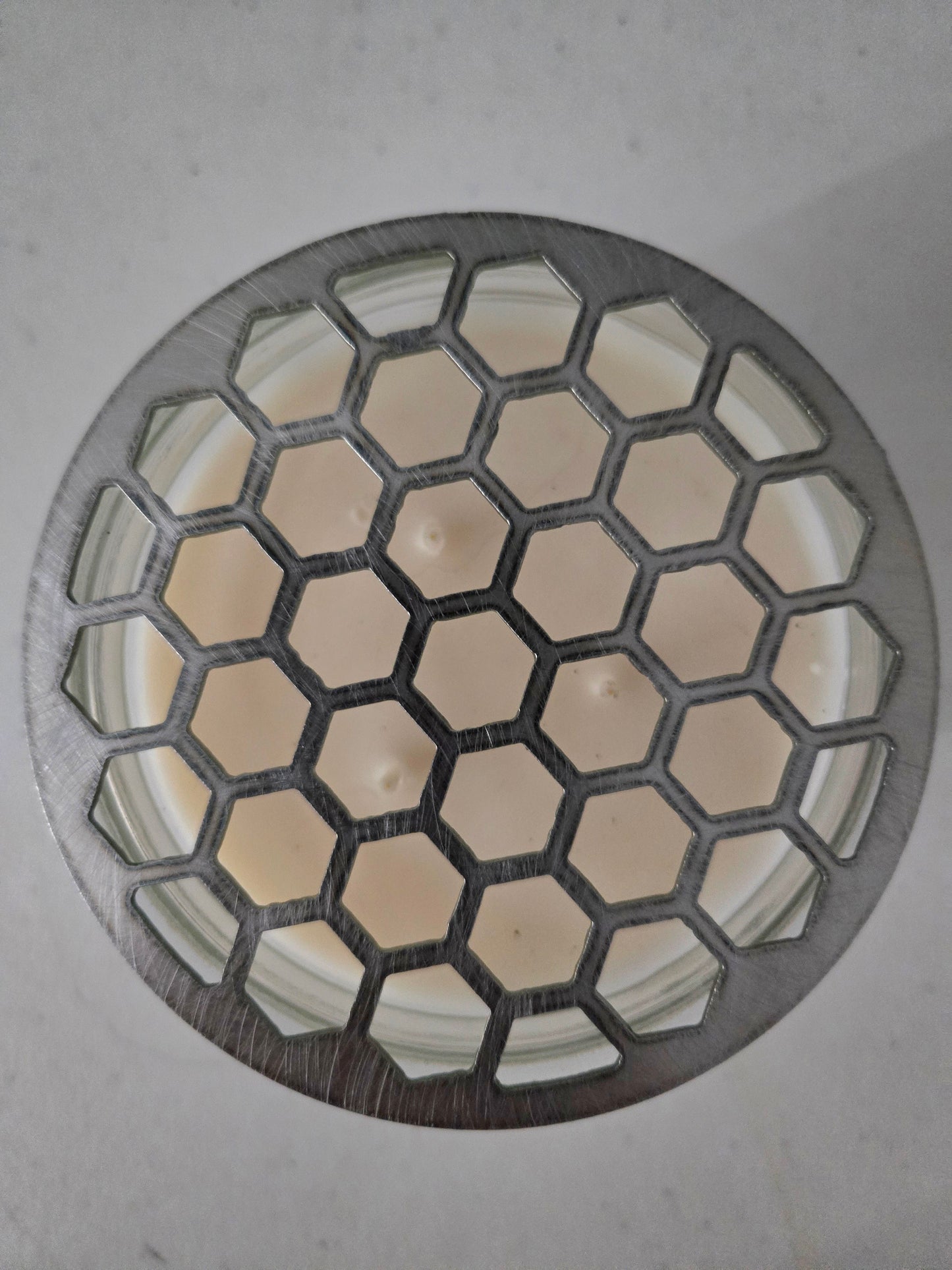 Honeycomb Candle Topper – Metal Jar Candle Lid with Bee Design – Farmhouse & Nature-Inspired Candle Décor