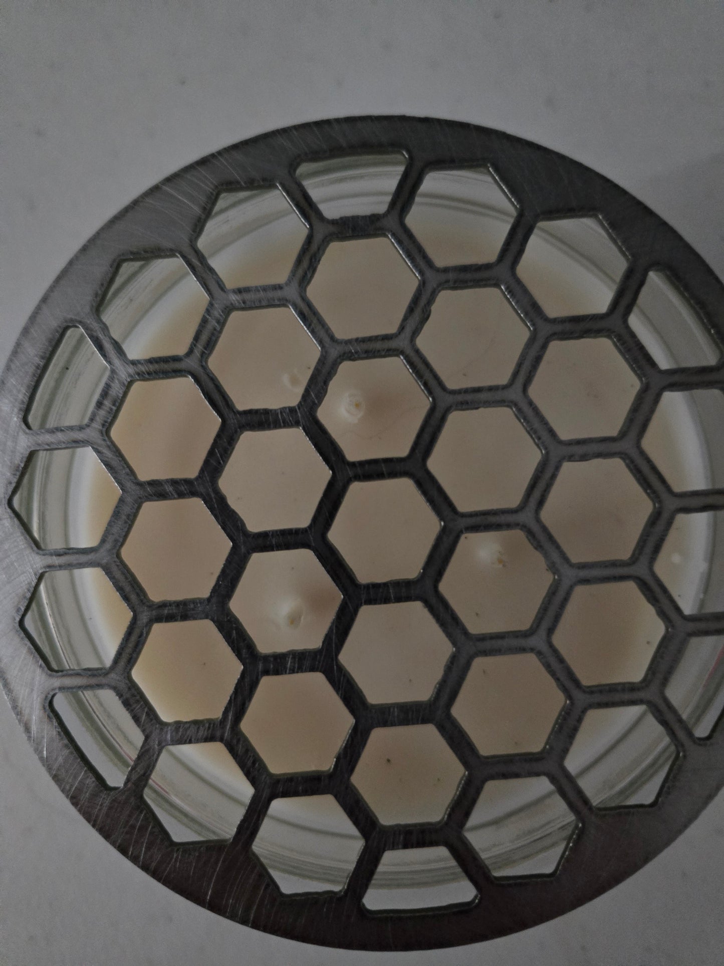 Honeycomb Candle Topper – Metal Jar Candle Lid with Bee Design – Farmhouse & Nature-Inspired Candle Décor