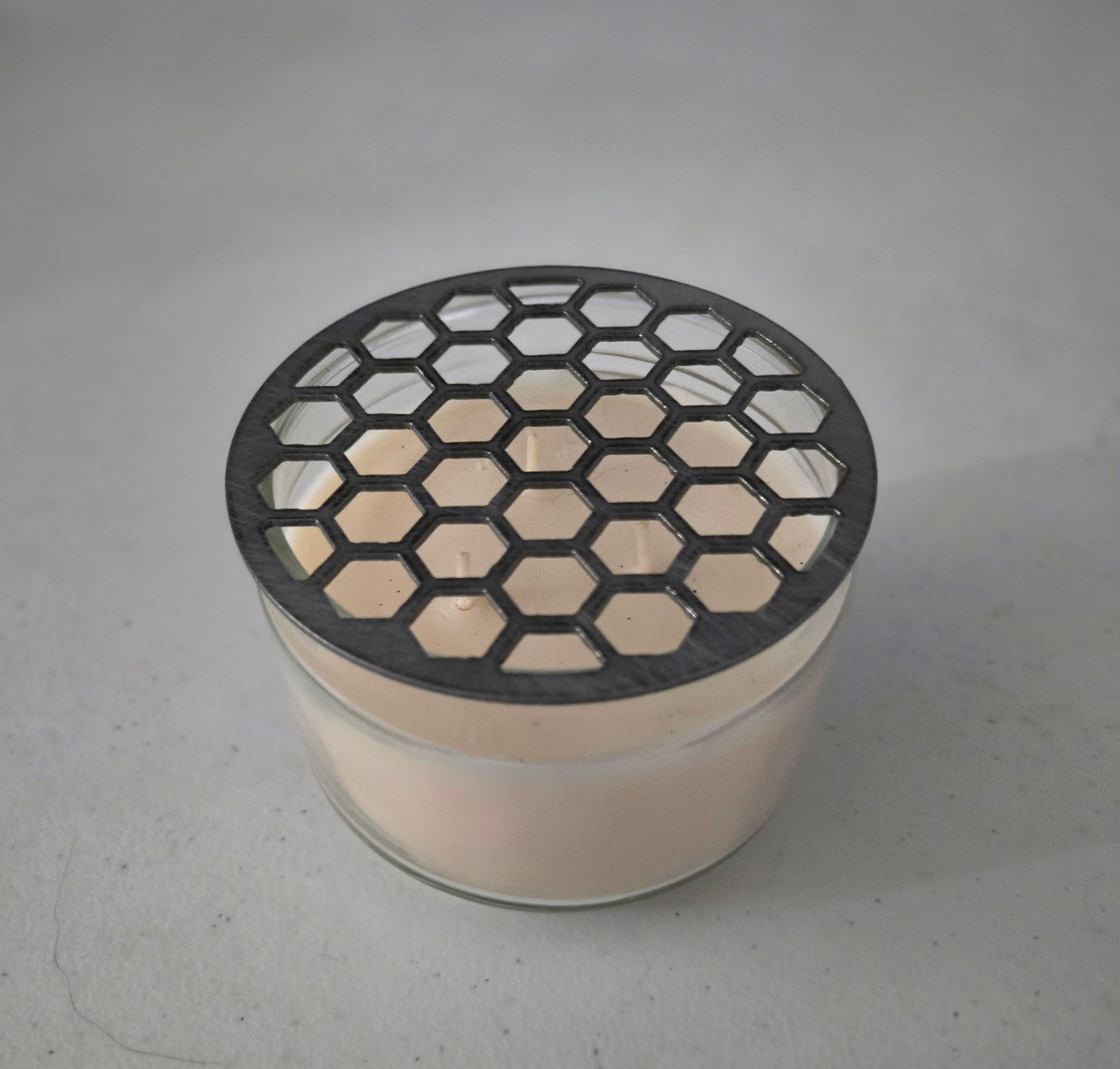 Honeycomb Candle Topper – Metal Jar Candle Lid with Bee Design – Farmhouse & Nature-Inspired Candle Décor