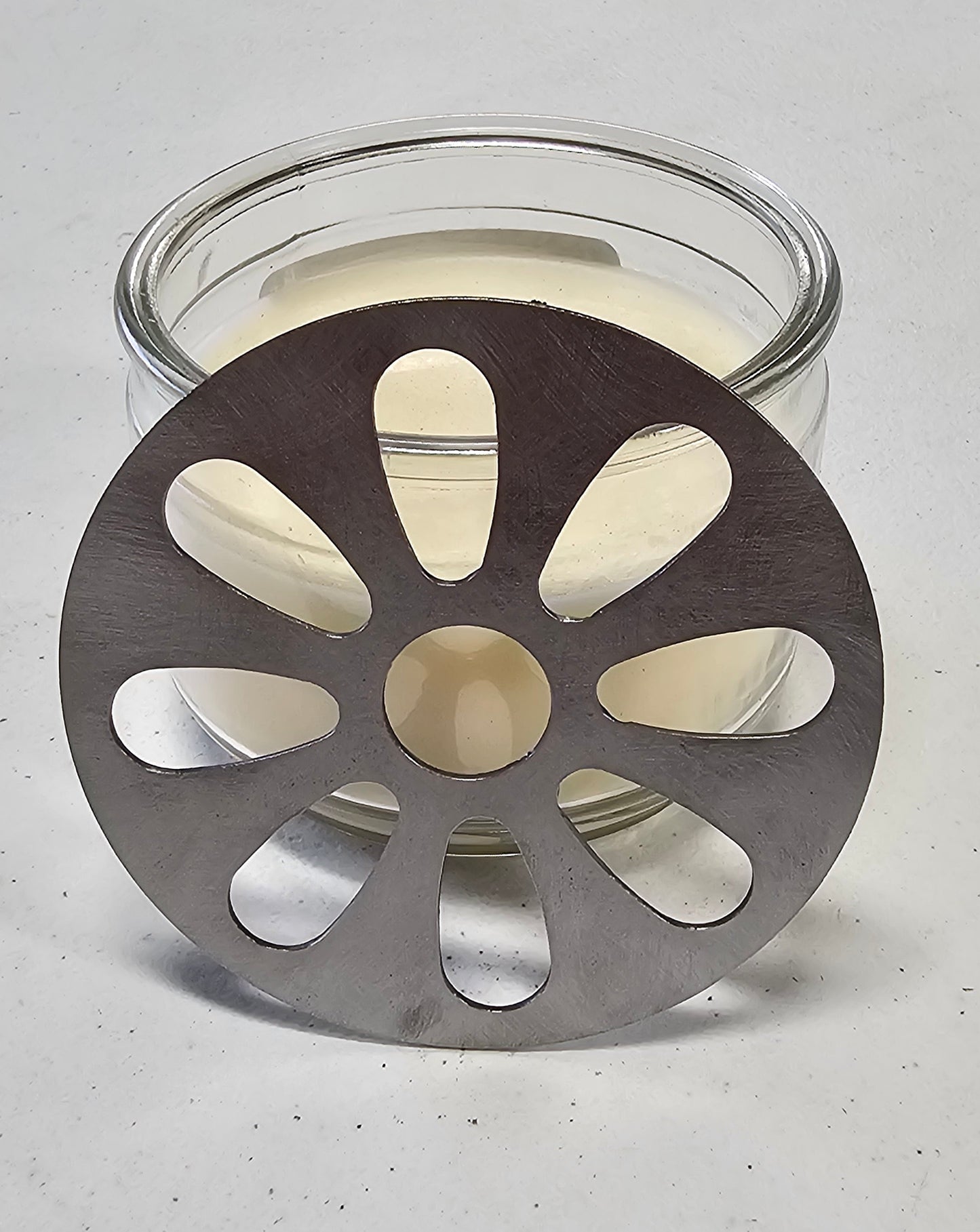Flower Pattern Metal Candle Topper – Decorative Jar Candle Lid for Even Burn & Longer-Lasting Candles
