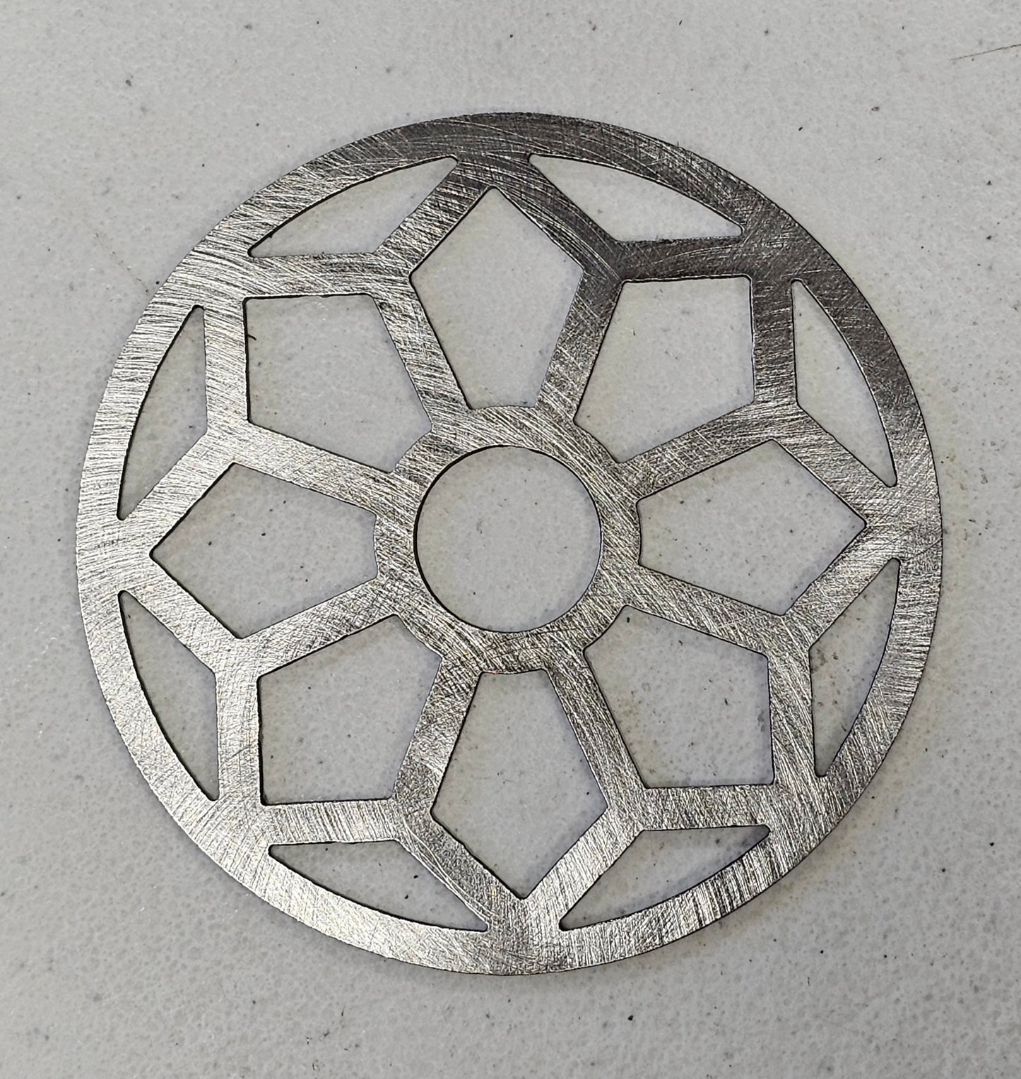 Geometric Bloom Candle Topper – Modern Metal Candle Lid with Geometric Flower Design for Even Burn & Home Decor