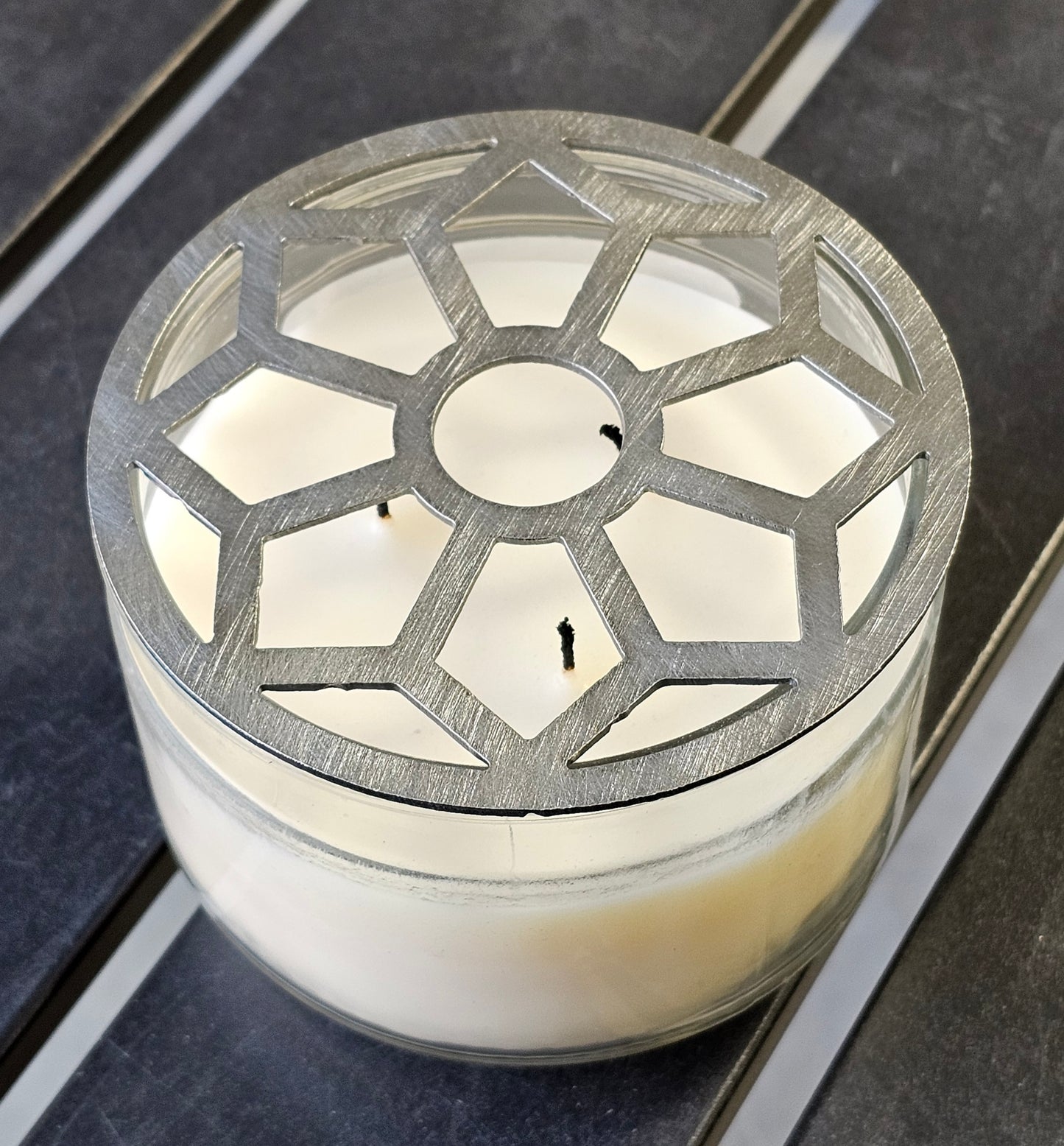 Geometric Bloom Candle Topper – Modern Metal Candle Lid with Geometric Flower Design for Even Burn & Home Decor