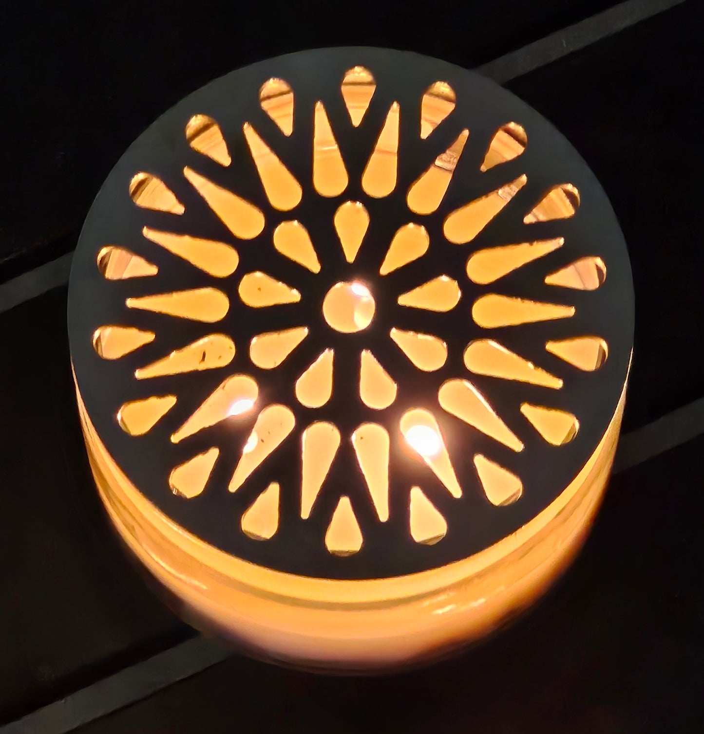 Glowburst Candle Topper – Sunburst Metal Candle Lid for Even Burn & Decorative Jar Candle Cover