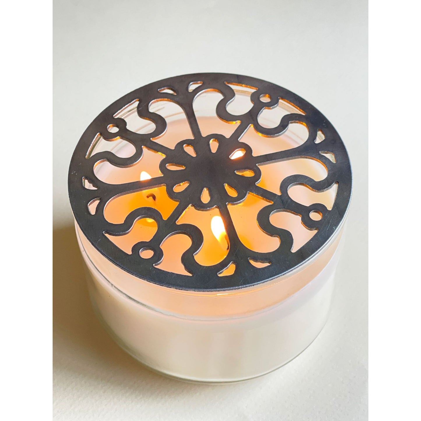 Victorian Scroll Metal Candle Topper – Elegant Jar Candle Lid, Vintage Decorative Candle Accessory