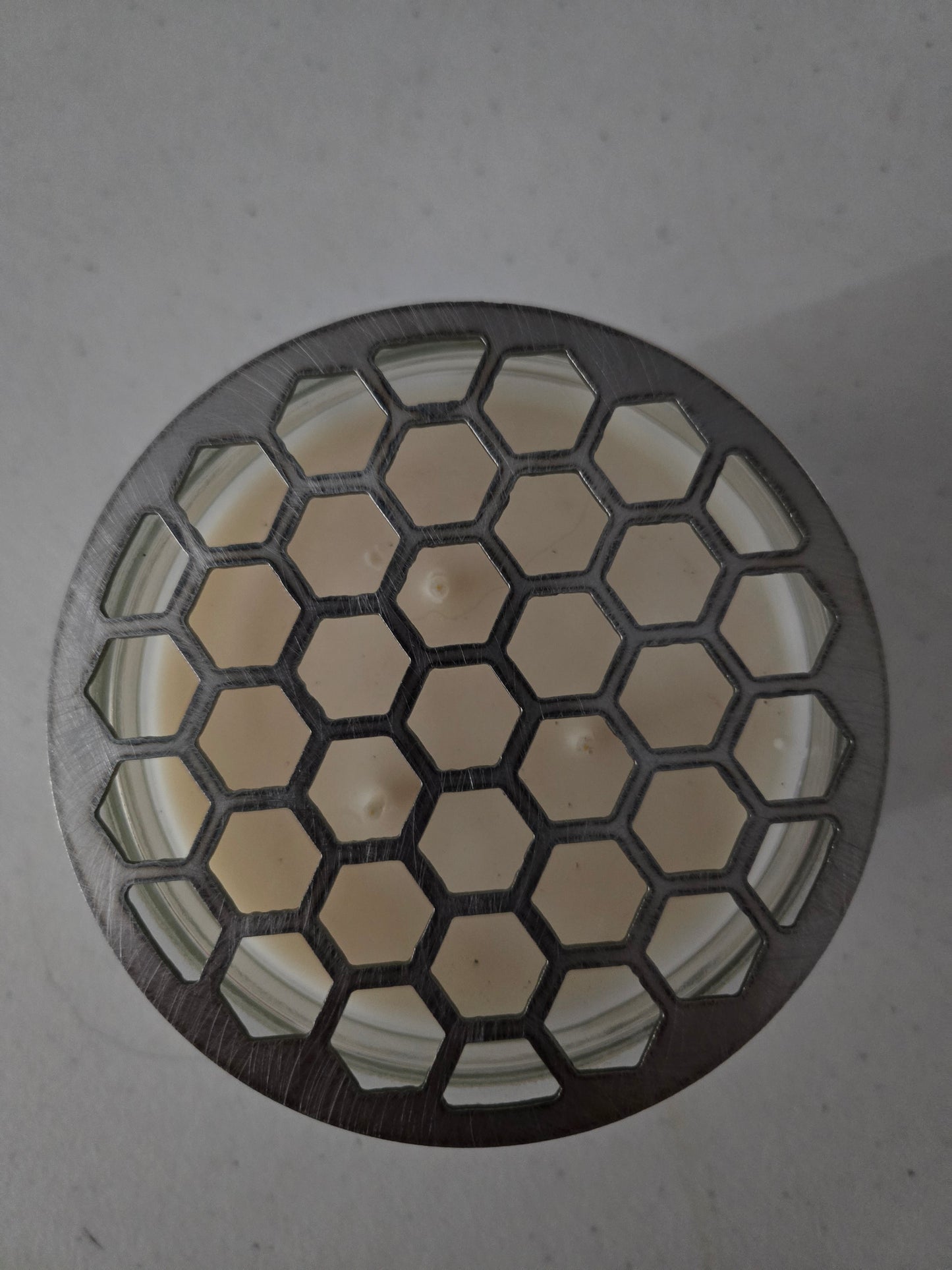 Honeycomb Candle Topper – Metal Jar Candle Lid with Bee Design – Farmhouse & Nature-Inspired Candle Décor