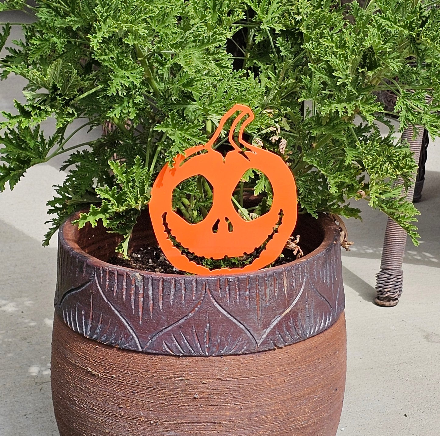 Skelly Pumpkin Metal Plant Stake – Halloween Garden & Planter Decor