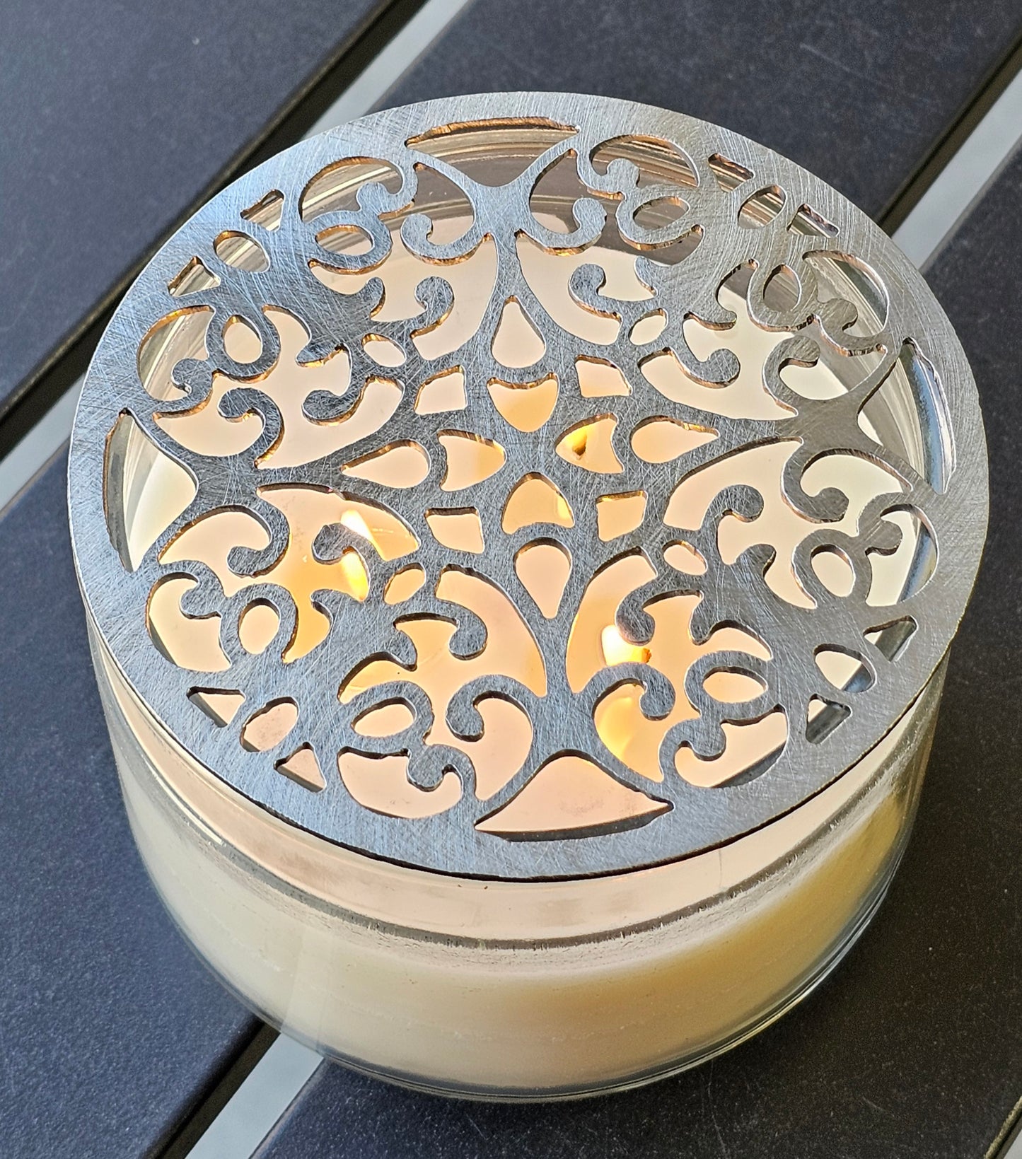 Baroque Bloom Candle Topper – Ornate Metal Candle Lid for Even Burn – Prevents Tunneling – Vintage Scroll Jar Candle Cover – Elegant Filigree Candle Accessory