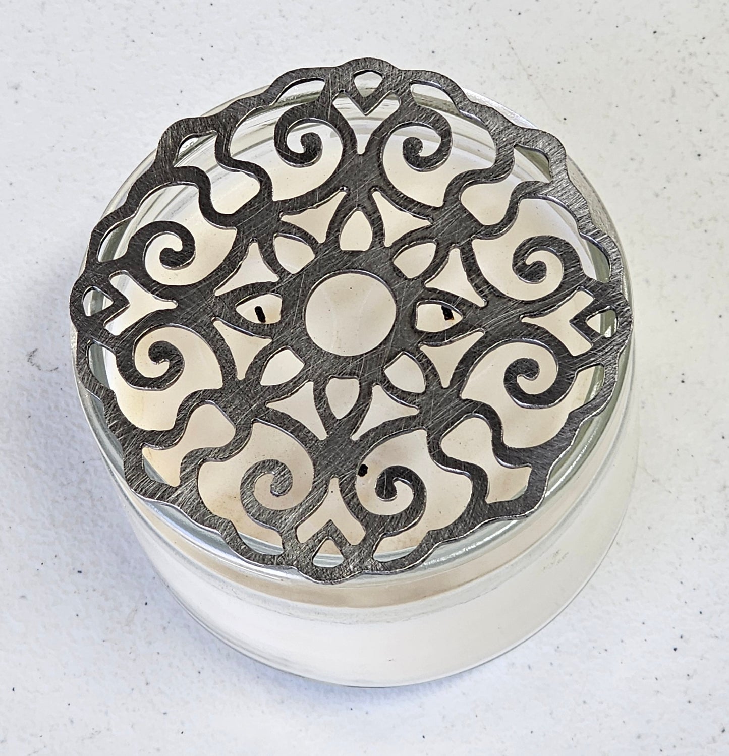 Ornate Vintage Scroll Candle Topper – Decorative Metal Jar Candle Lid for Even Burn & Improved Airflow
