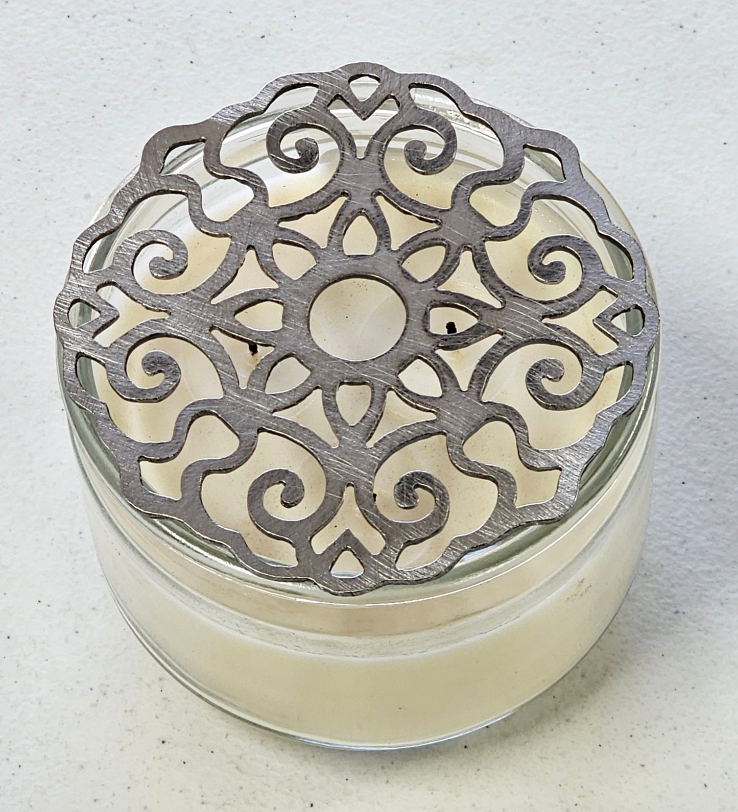 Ornate Vintage Scroll Candle Topper – Decorative Metal Jar Candle Lid for Even Burn & Improved Airflow