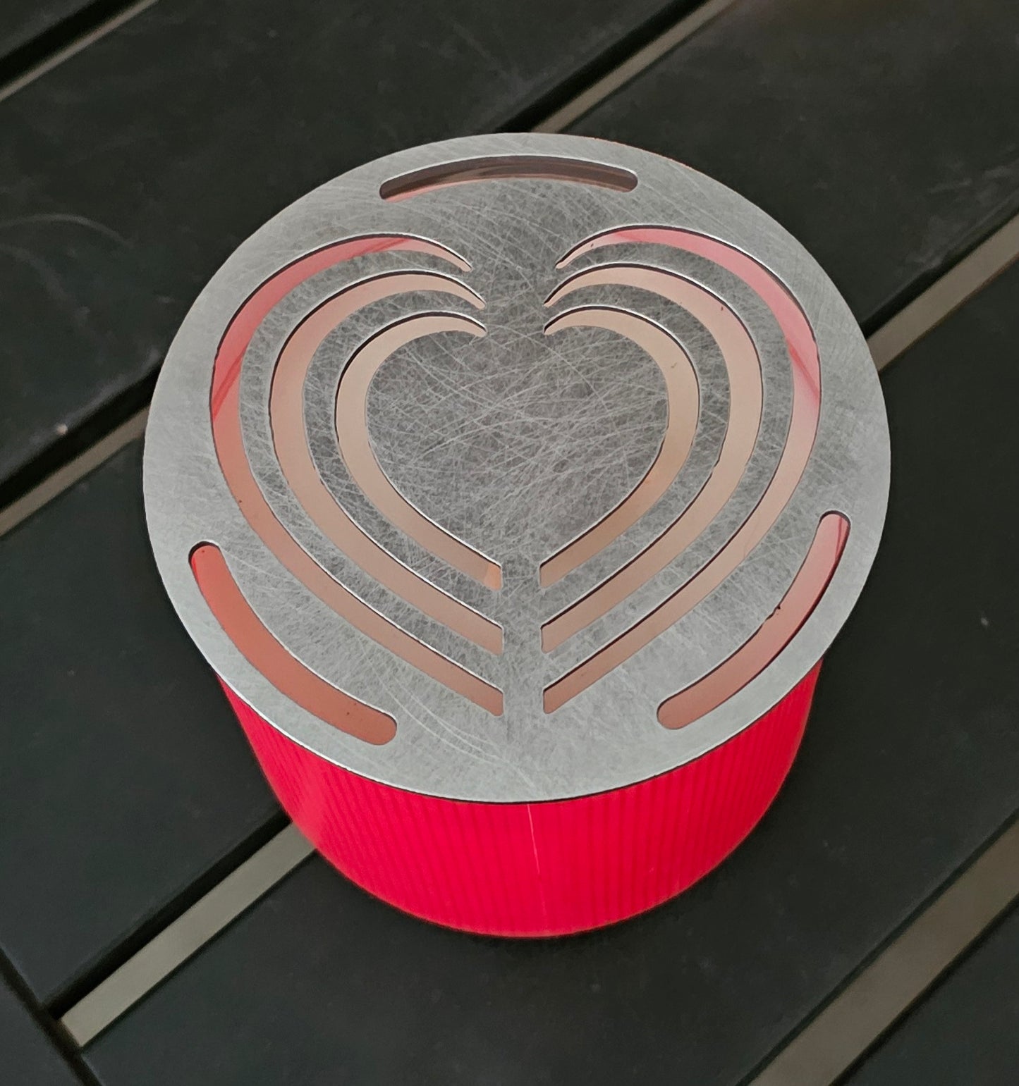 Heart-shaped metal candle topper for home décor