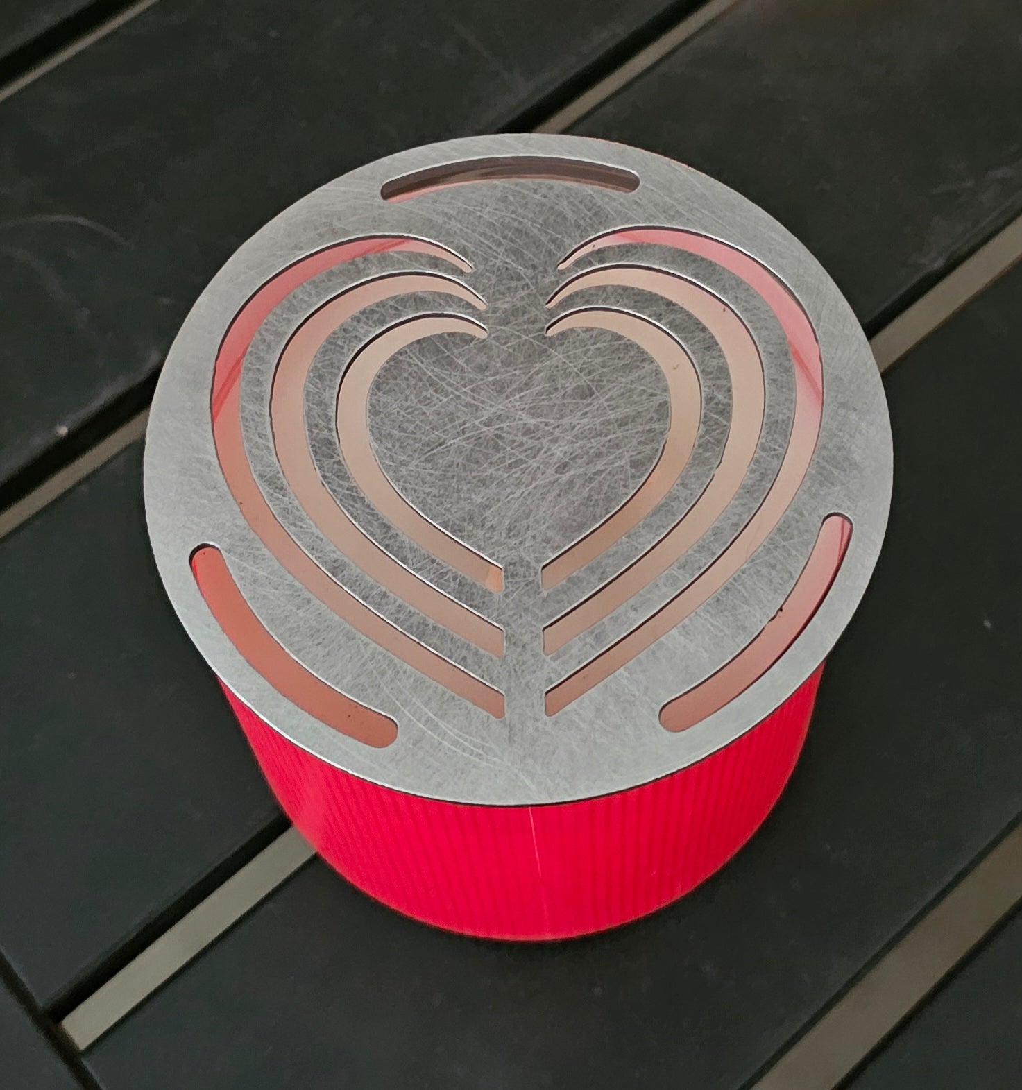 Heart-shaped metal candle topper for home décor