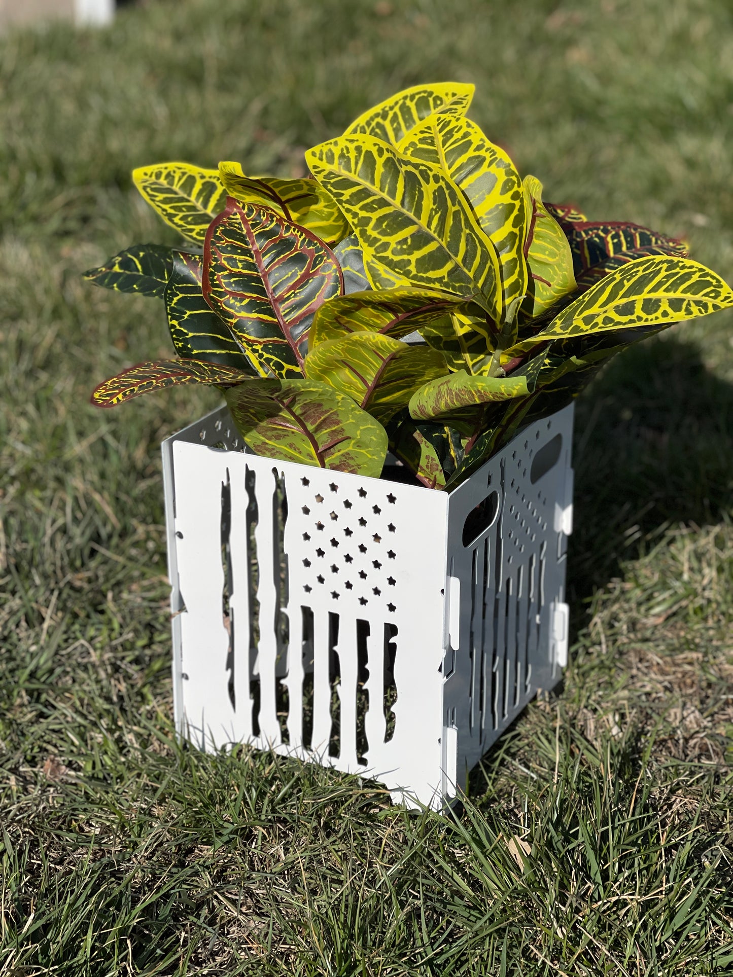 White Flag Metal Plant Stand | Collapsable